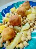 Ensalada templada de garbanzos con naranja y albóndigas de bacalao