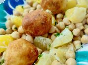 Una foto de ensalada naranjas