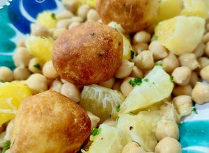 Foto principal de Ensalada templada de garbanzos con naranja y albóndigas de bacalao
