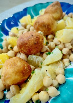 Una foto de Ensalada templada de garbanzos con naranja y albóndigas de bacalao