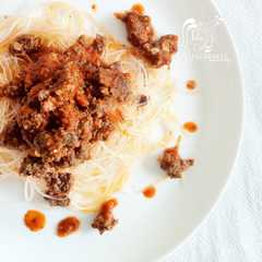 Una foto de Vermicelli de arroz y carne en salsa napolitana (sin gluten)
