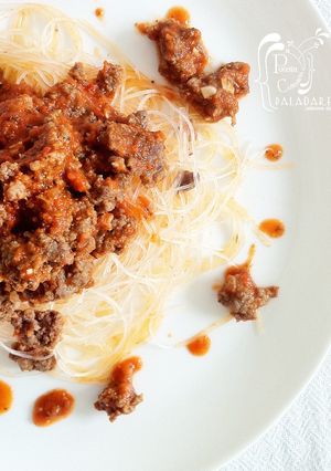 Una foto de Vermicelli de arroz y carne en salsa napolitana (sin gluten)