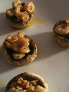 Una foto de Champiñones relleno de gambas ajillo