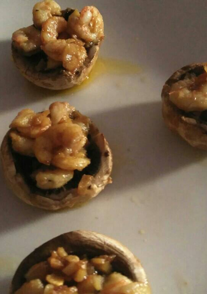 Una foto de Champiñones relleno de gambas ajillo