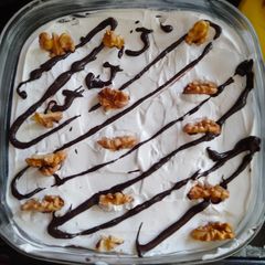 A picture of Walnut banana pudding.