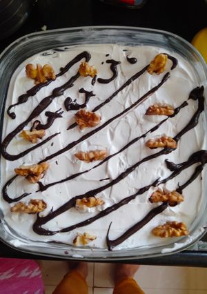 A picture of Walnut banana pudding.
