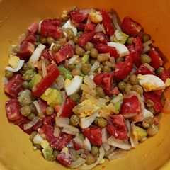 A picture of Ensalada de tomates, arvejas y más.