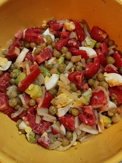 Una foto de Ensalada de tomates, arvejas y más