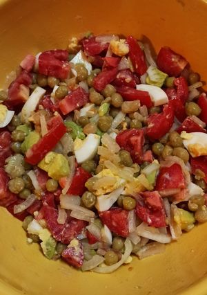 Una foto de Ensalada de tomates, arvejas y más