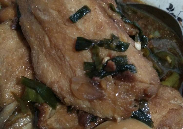 Resep Ikan pari masak tauco pedas (iwak pe) Lezat