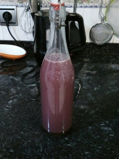 Una foto de Agua de coco con infusión de frutos rojos