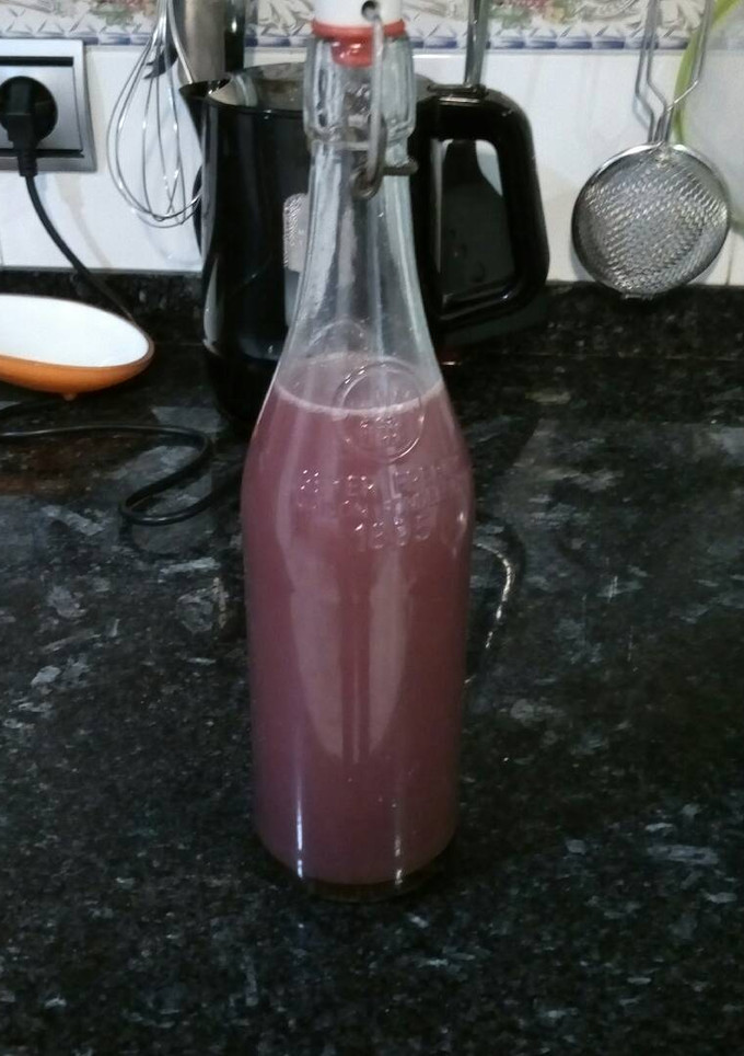 Una foto de Agua de coco con infusión de frutos rojos