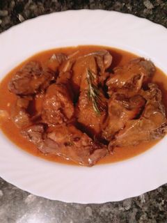 Una foto de Conejo en salsa cebolla a la cerveza