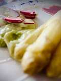 Asperges sauce avocat