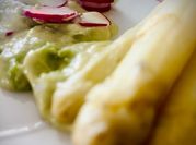 Une photo de asperges et radis