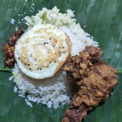 A picture of Nasi lemak chicken.