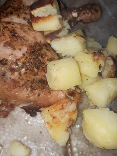Una foto de Pata y muslo con papas