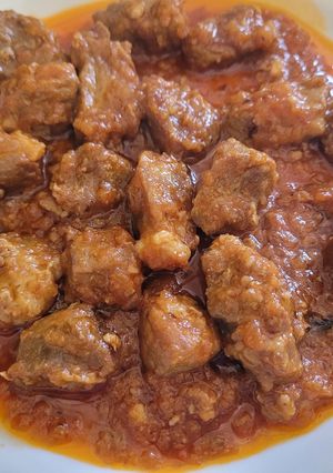 Una foto de Carne de cerdo guisada, con una salsa a mi manera