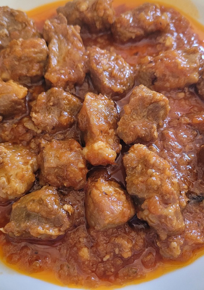Una foto de Carne de cerdo guisada, con una salsa a mi manera