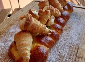 Foto principal de Trenza brioche de crema y pepitas de chocolate con conitos de hojaldre