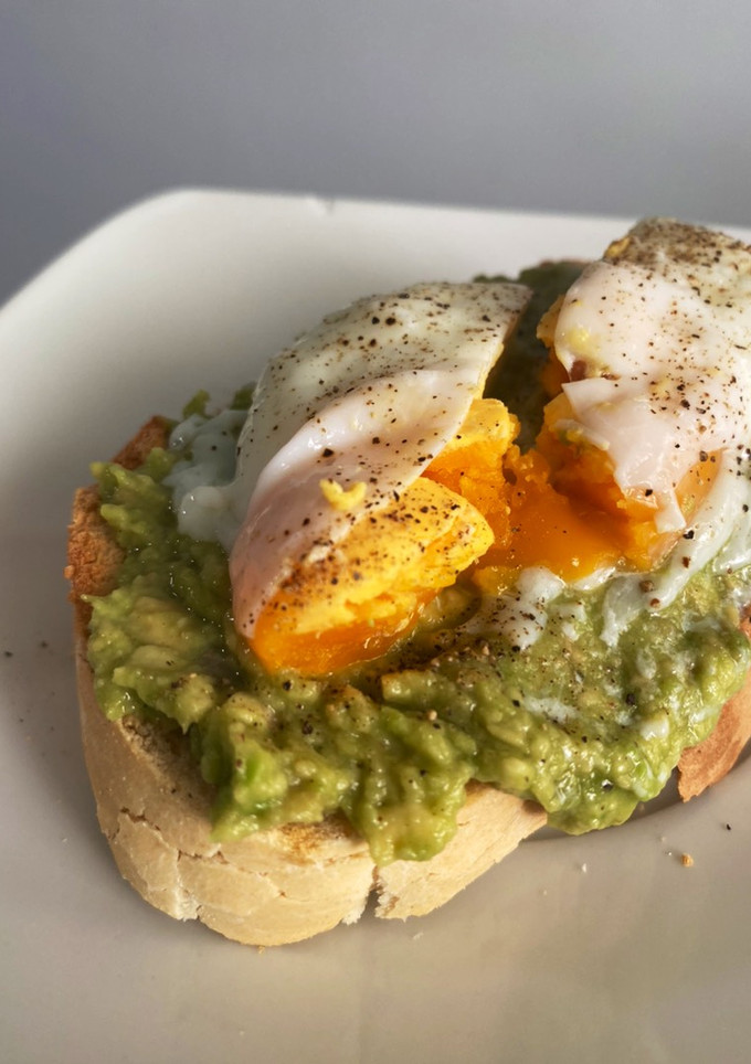 Una foto de Tosta con aguacate y huevo poché