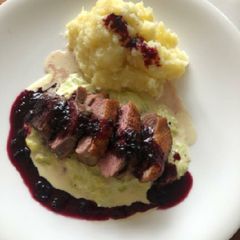Duck with mash, creamy leak and red wine jus A picture of Duck with mash, creamy leak and red wine jus.