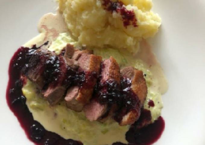 Duck with mash, creamy leak and red wine jus
