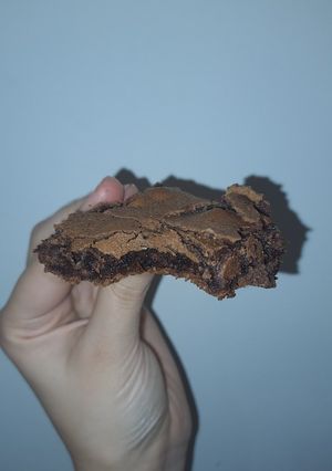 Una foto de Brownies súper fáciles con cacao y aceite🍫😋