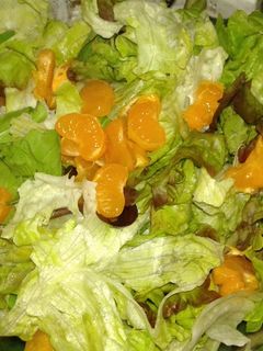 Una foto de Ensalada de lechuga con rúcula a la mandarina agridulce