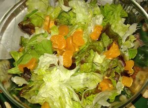 Una foto de Ensalada de lechuga con rúcula a la mandarina agridulce