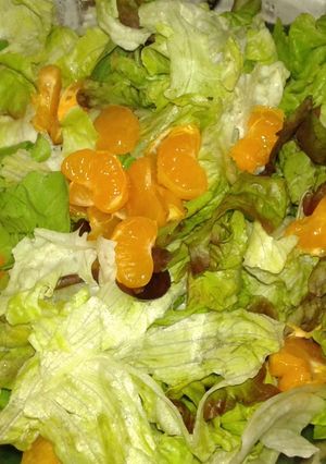 Una foto de Ensalada de lechuga con rúcula a la mandarina agridulce