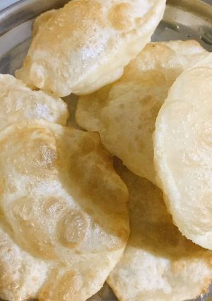 A picture of Phulko luchi.