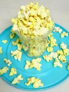 बटर पॉपकॉर्न (butter popcorn recipe in Hindi) रेसिपी मुख्य फोटो
