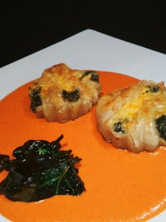 Una foto de Hojaldre de espinaca y queso sobre crema de piquillos