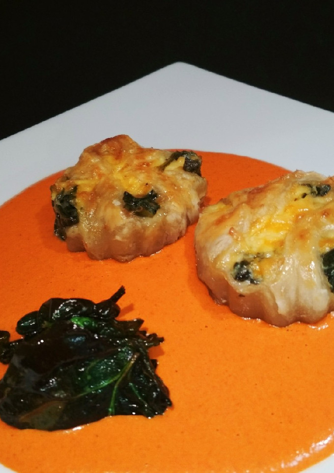 Una foto de Hojaldre de espinaca y queso sobre crema de piquillos