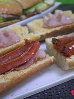 Una foto de Bocadillo de chistorra y panceta