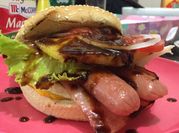 Una foto de salchichas con queso