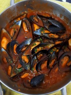 Una foto de Mejillones con tomate