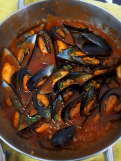 Una foto de Mejillones con tomate