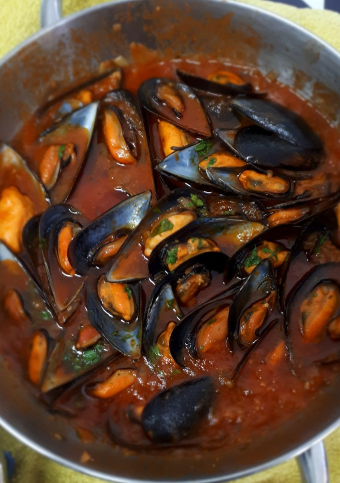 Una foto de Mejillones con tomate