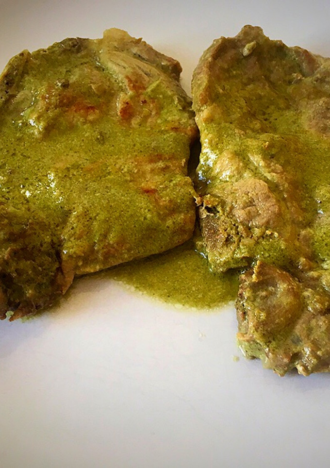 Una foto de Chuletas de cerdo con salsa de perejil