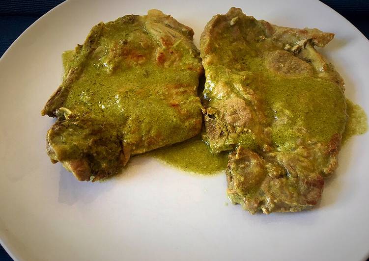 Chuletas de cerdo con salsa de perejil