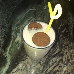 A picture of Banana Biscuits milkshake.