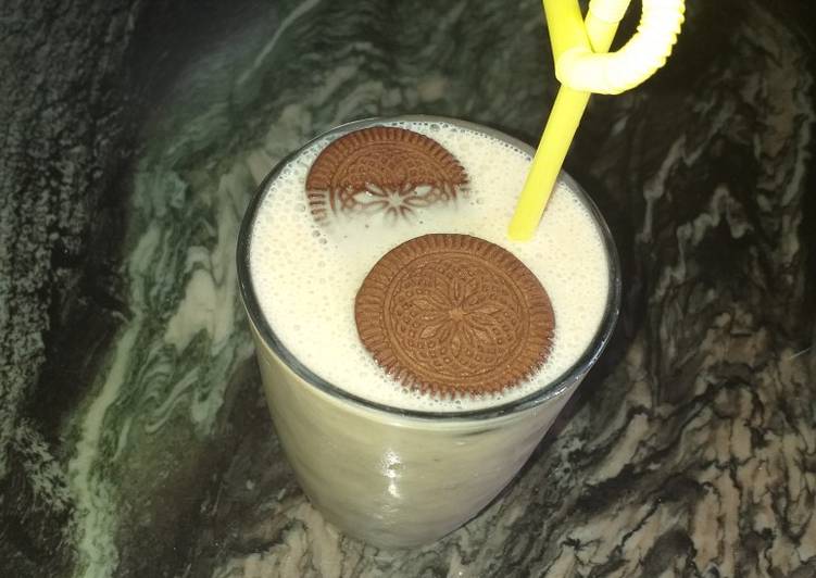 Recipe of Any-night-of-the-week Banana Biscuits milkshake