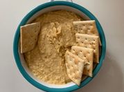 Una foto de hummus de garbanzos con que acompañar