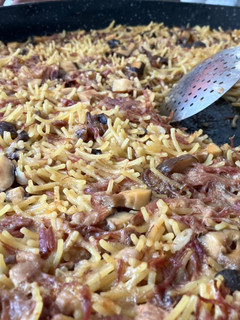 Una foto de Fideuà de pato y dátiles medjol, con un delicioso sofrito