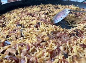 Una foto de Fideuà de pato y dátiles medjol, con un delicioso sofrito