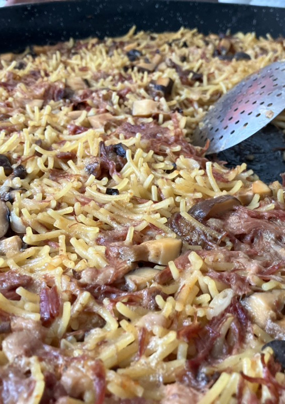 Una foto de Fideuà de pato y dátiles medjol, con un delicioso sofrito
