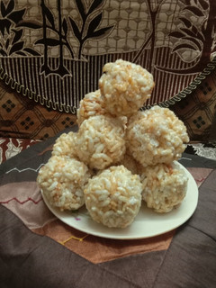 મમરા નાં લાડુ (Mamra Ladoo Recipe in Gujarati) રેસીપી મુખ્ય ફોટો