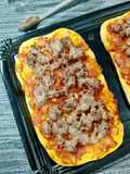 Coca al romero con tomate, piñones y butifarra de cebolla caramelizada